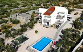 Cozy Apartment In Jezera With Wifi